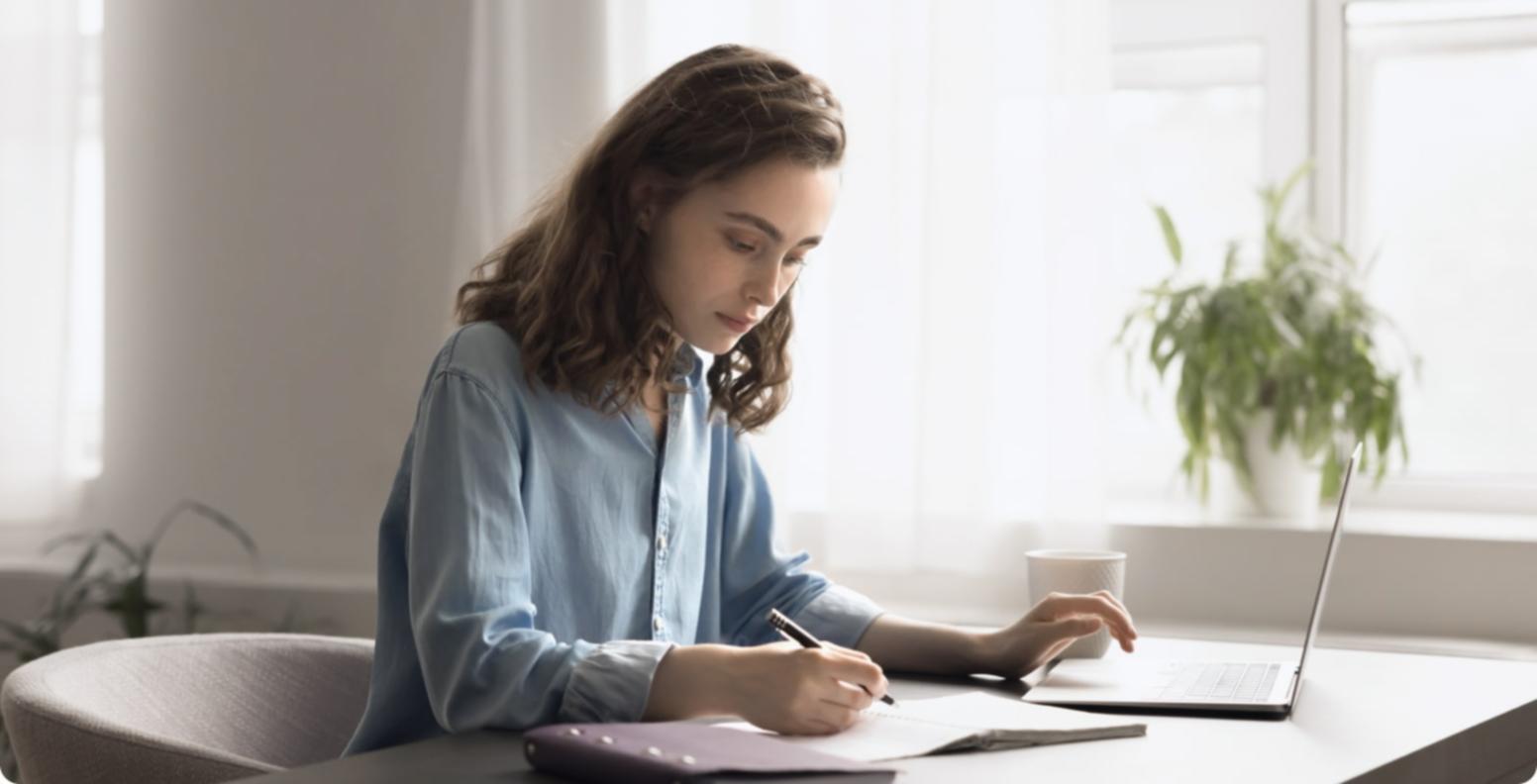 Professionelle Budgetpräsentation in modernem Schulungsraum mit interaktiven Materialien