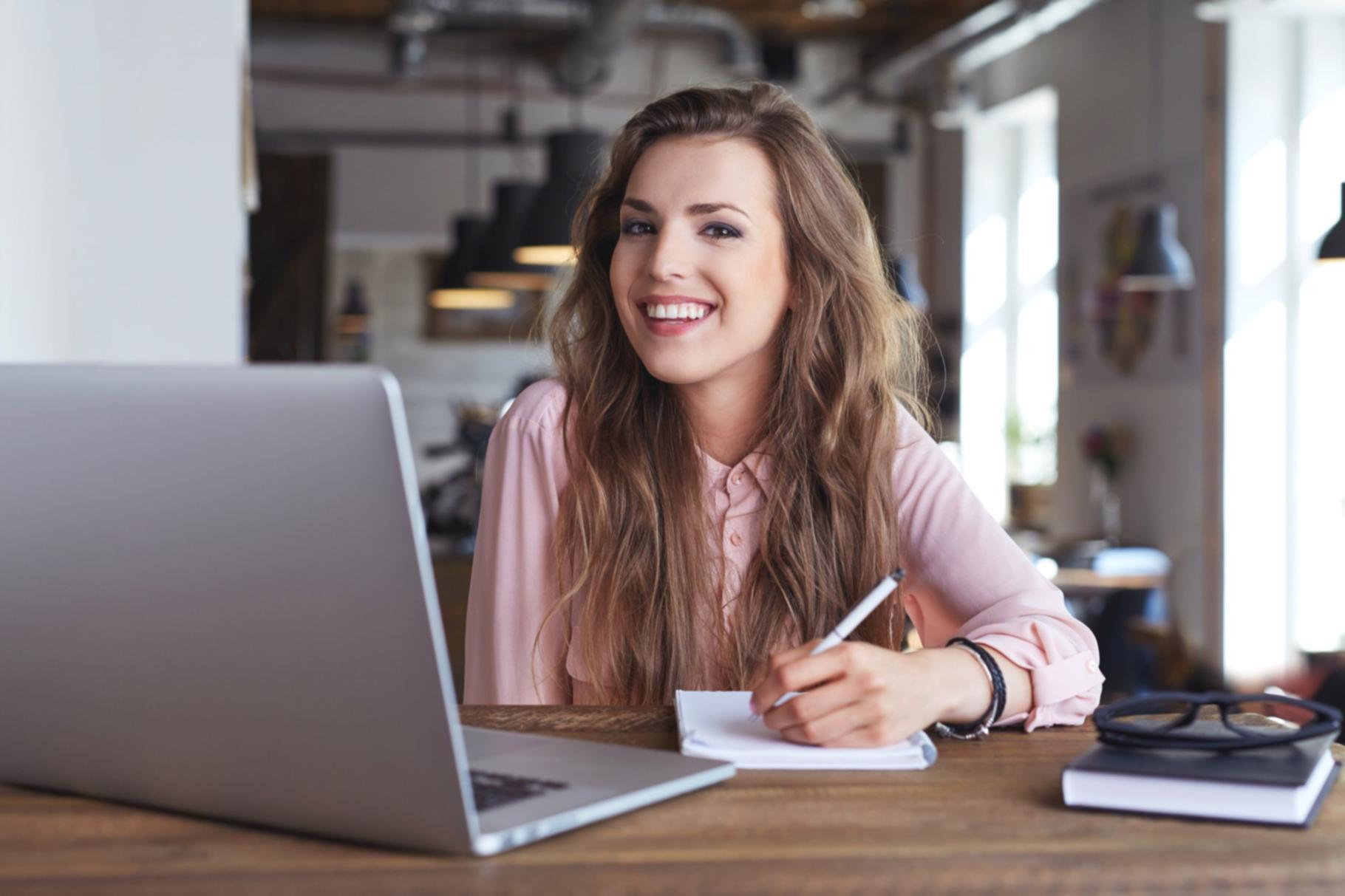 Teilnehmer beim gemeinsamen Arbeiten an Budgetpräsentationen